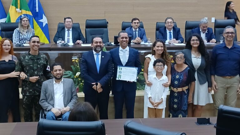 Laerte Gomes homenageia autoridade e personalidade da sociedade de Rondônia com outorga de honrarias em solenidade na Alero