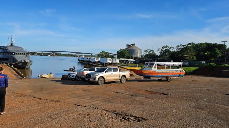 Sema entrega mais uma tonelada de ração para cães e gatos doados por voluntários e arrecadados pelo Conselho Regional de Veterinária
