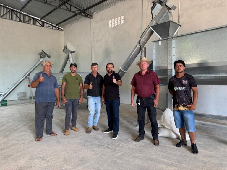 Deputado Laerte Gomes visita fábrica de ração em cooperativa de Castanheiras