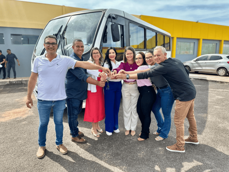 Cristiane Lopes entrega micro-ônibus em Pimenta Bueno e garante mais dignidade no transporte de pacientes