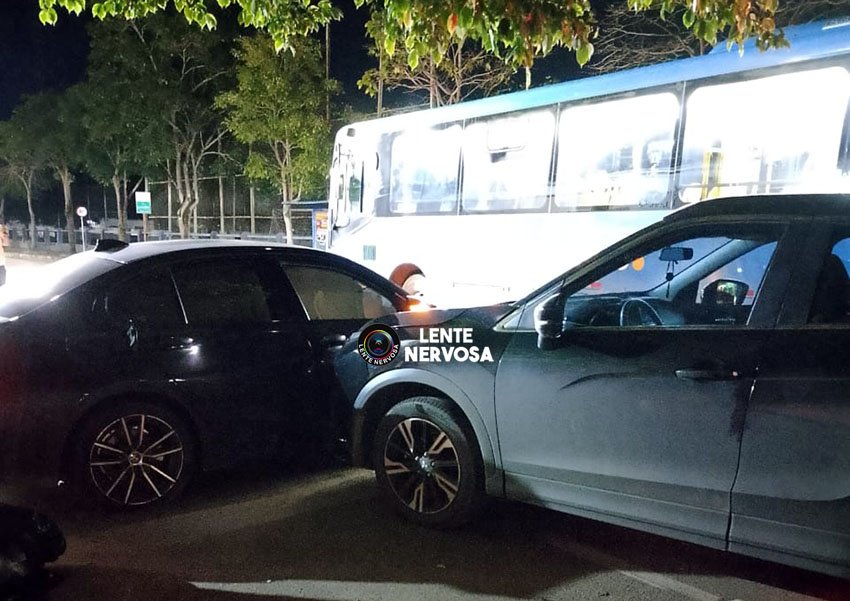 Mulher em BMW invade preferencial e tem veículo atingido por ônibus e outro veículo