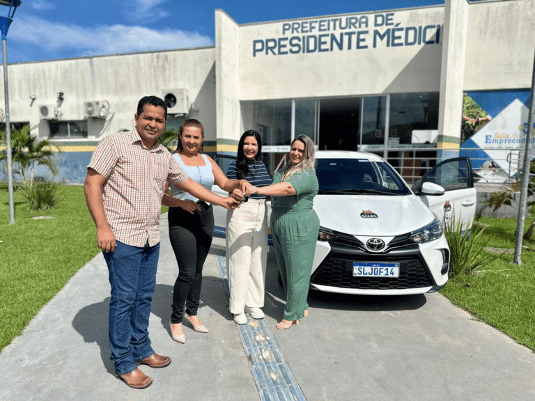 Cristiane Lopes entrega veículo para reforçar Assistência Social em Presidente Médici