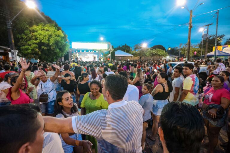 Prefeitura realiza grande festa em homenagem às mães com serviços de beleza, música e sorteios
