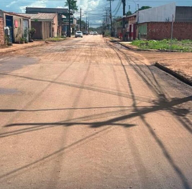 Semob realiza reparo em via no Bairro Castanheira a pedido do vereador Edimilson Dourado