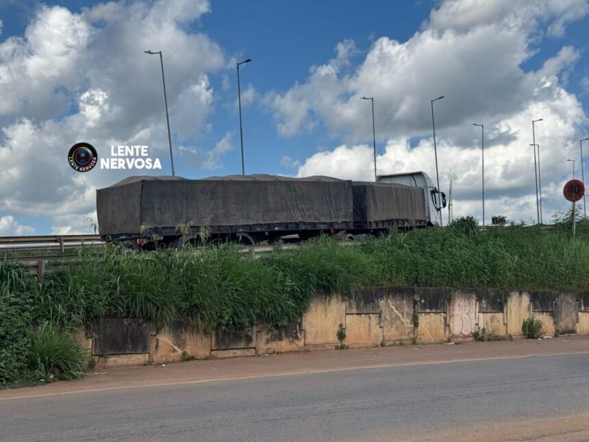 CONGESTIONAMENTO – Motorista não consegue subir viaduto e carreta atinge Guard Rail no antigo Trevo do Roque