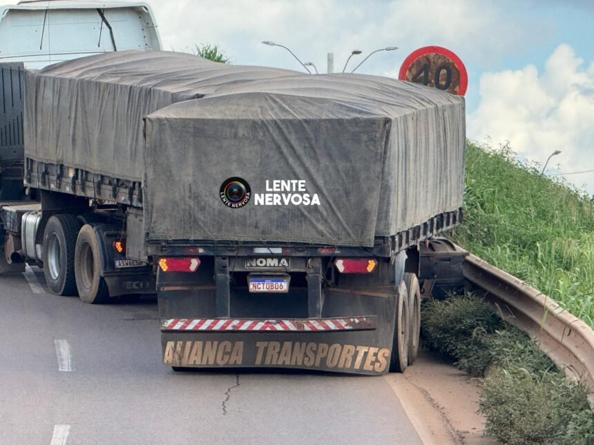 CONGESTIONAMENTO – Motorista não consegue subir viaduto e carreta atinge Guard Rail no antigo Trevo do Roque