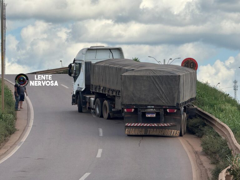 CONGESTIONAMENTO – Motorista não consegue subir viaduto e carreta atinge Guard Rail no antigo Trevo do Roque