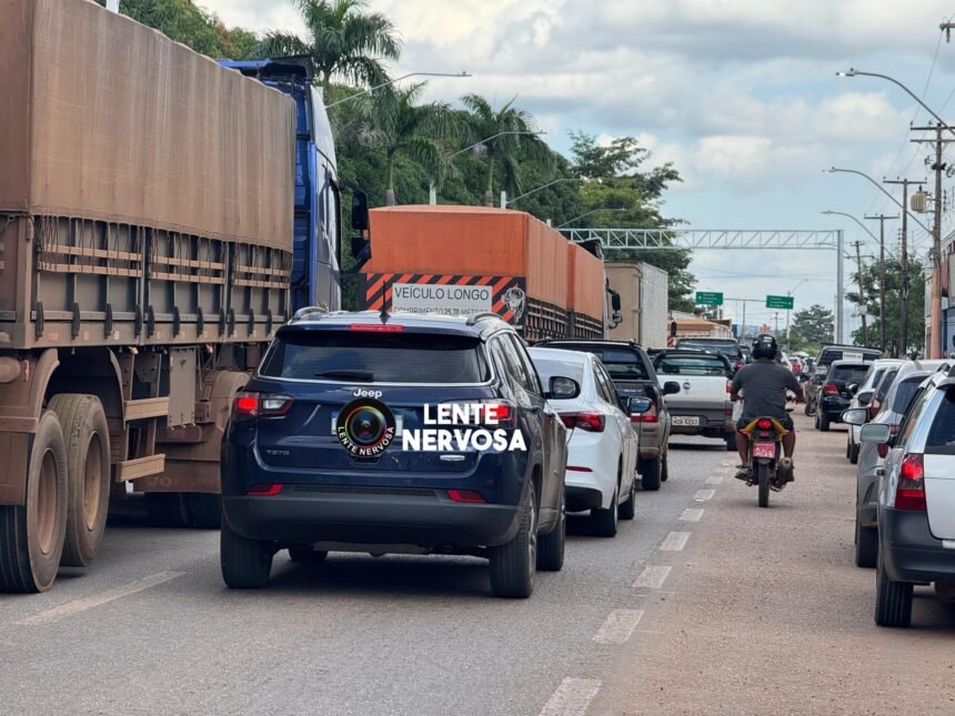 CONGESTIONAMENTO – Motorista não consegue subir viaduto e carreta atinge Guard Rail no antigo Trevo do Roque