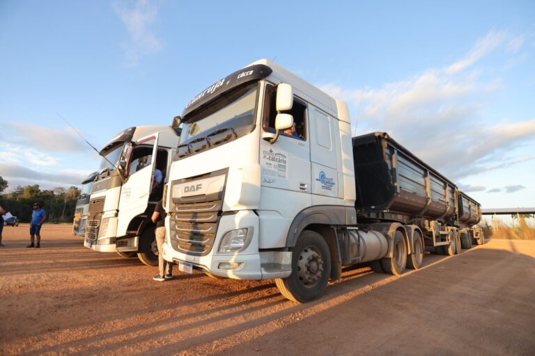 Prefeitura de Porto Velho entrega mais de 460 toneladas de calcário a produtores da agricultura familiar