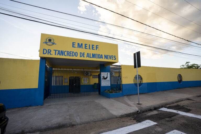 Após dez anos, prefeitura reajusta salário de diretores, vices e secretários de escolas