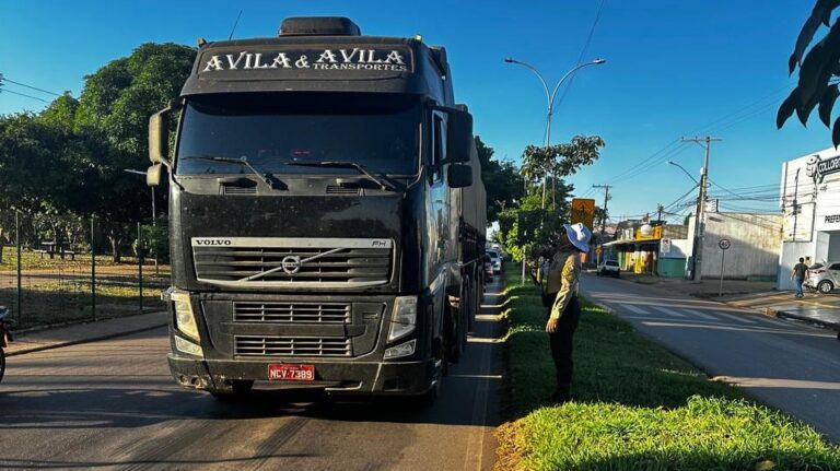 Após morte de motociclista, Prefeitura intensifica fiscalização de carretas na Avenida Guaporé