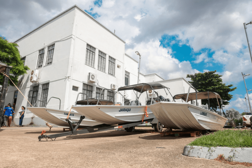 Deputada Cristiane Lopes entrega voadeiras à prefeitura para atender as comunidades do Baixo Madeira