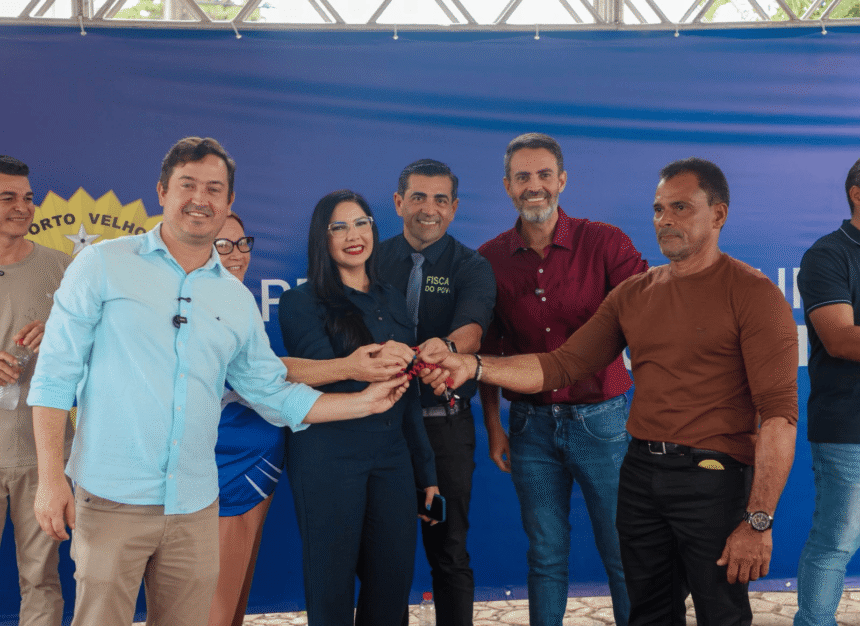 Deputada Cristiane Lopes entrega voadeiras à prefeitura para atender as comunidades do Baixo Madeira