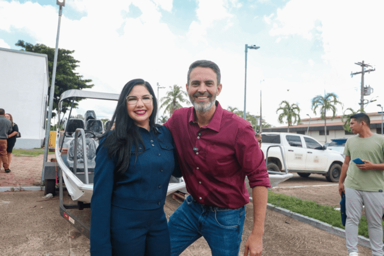 Deputada Cristiane Lopes entrega voadeiras à prefeitura para atender as comunidades do Baixo Madeira