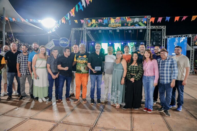 Prefeito Léo Moraes recebe Moção de Aplausos pelos 100 dias de gestão