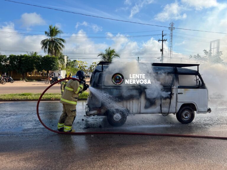 Kombi é completamente destruída por incêndio em frente ao Colégio Tiradentes, em Porto Velho – VÍDEO