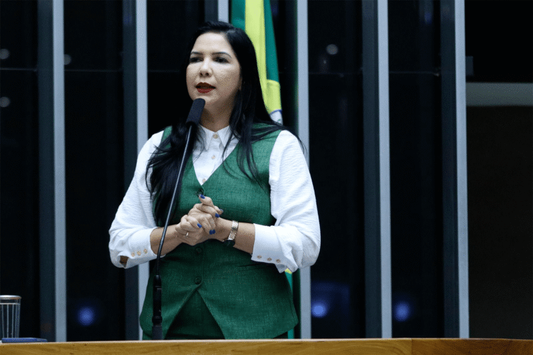 Deputada Cristiane Lopes ao lado do povo na investigação de fraudes contra aposentados