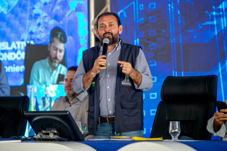 Deputado Laerte Gomes entrega homenagens a personalidades durante a 6ª Agroshow em Machadinho d’Oeste