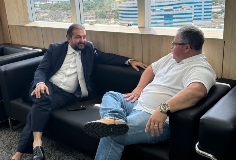 Prefeito Nei Martins de Itapuã do Oeste é recebido pelo deputado Laerte Gomes