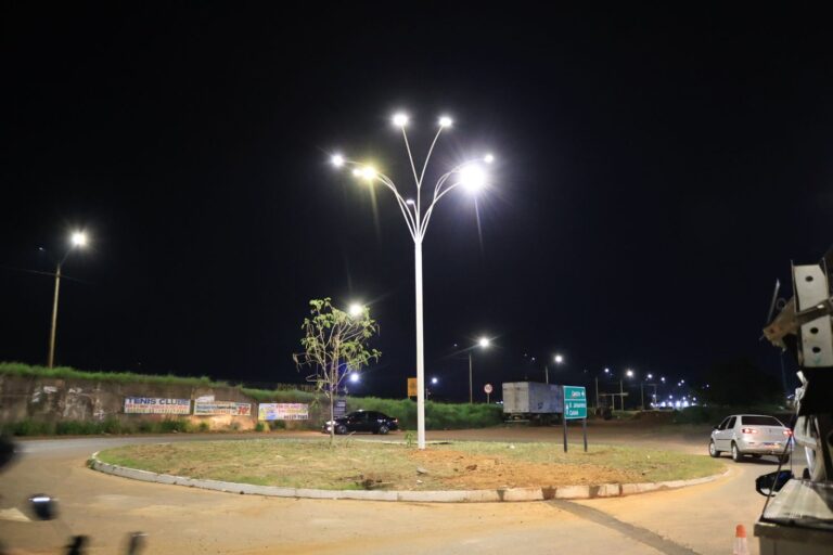 Rotatória da avenida Rio Madeira recebe novas luminárias e garante mais segurança para a população