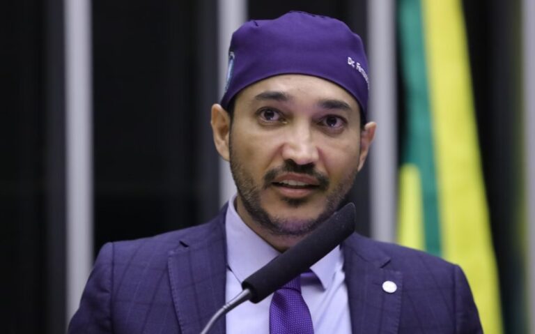 FERNANDO MÁXIMO: Deputado entrega óculos gratuitos para estudantes por meio de projeto