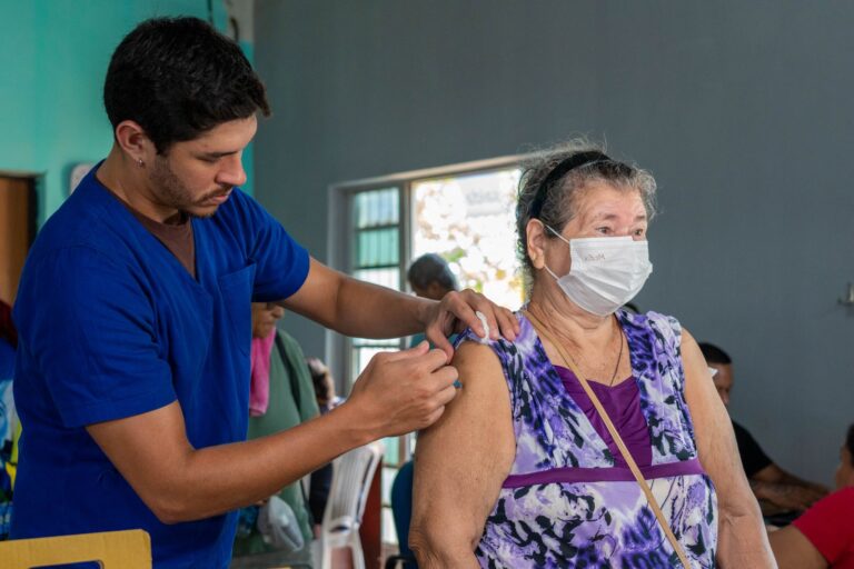 Prefeitura realiza vacinação itinerante para impedir avanço do vírus Influenza na capital