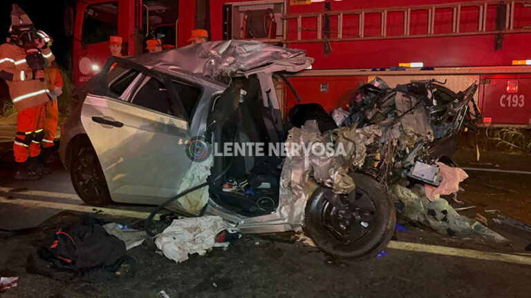 ERAM DE SÃO PAULO – Colisão frontal de carro com carreta resulta em três mortes na BR-364