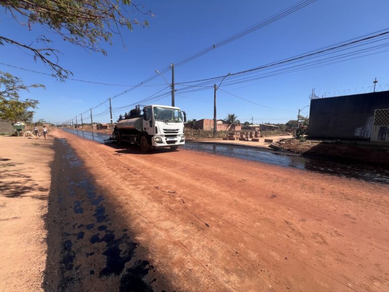 Avenida Calama recebe nova base e avança para etapa de pavimentação