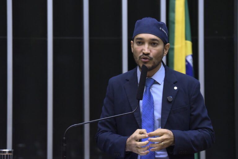 Aprovado PL do Dr. Fernando Máximo sobre inclusão de estudantes com autismo