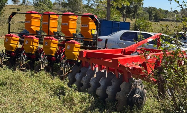 Nim Barroso participa da entrega de equipamentos agrícolas para fortalecer a agricultura familiar em Urupá