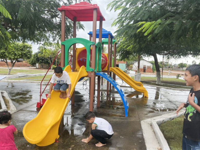 Novos playgrounds garantem espaços de lazer para crianças em municípios do estado