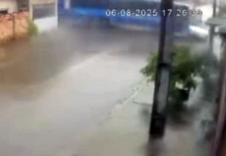 Passageira de carro morre em gravíssimo acidente com ônibus na zona leste da capital