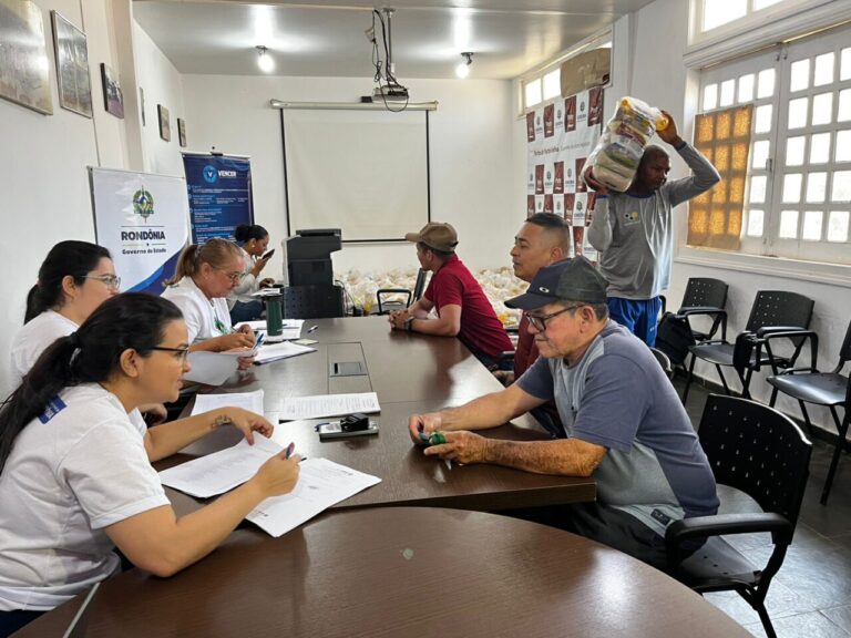 Governo de RO volta a atender profissionais do Porto de Porto Velho com cestas básicas para mitigar efeitos da estiagem