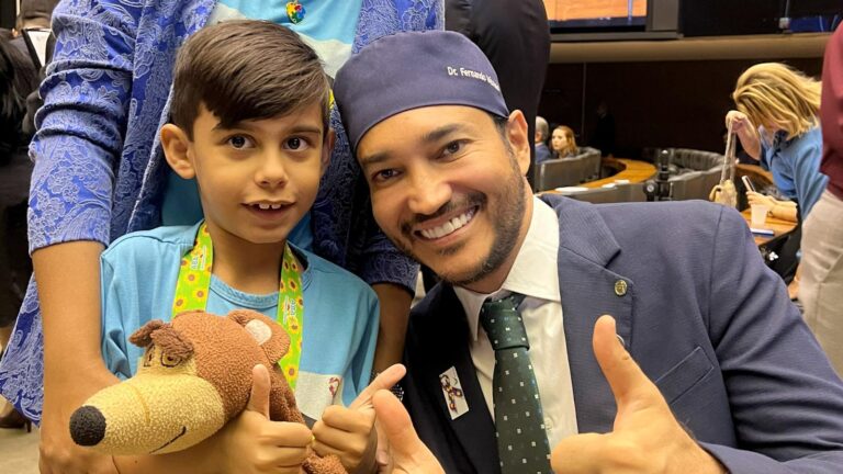 Dr. Fernando Máximo destina R$ 4 milhões para atender às APAEs e diversas instituições que apoiam pessoas com autismo