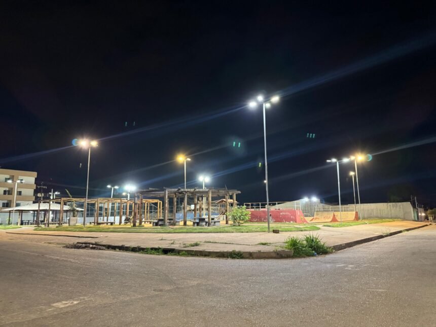 Praça das Camélias recebe revitalização na iluminação pública após pedido do vereador Edimilson Dourado