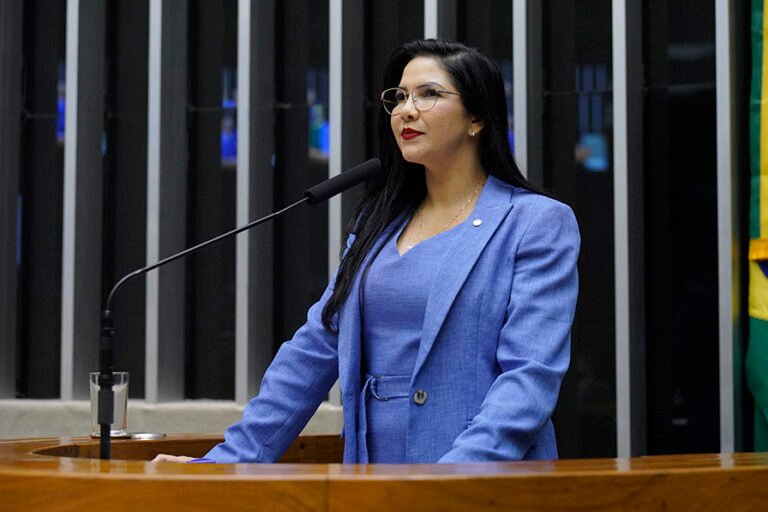Deputada Cristiane Lopes Vota a Favor de Vale-Refeição para Entregadores de Aplicativo
