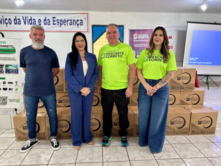 Cristiane Lopes leva inclusão digital à Casa Família Rosetta com entrega de 20 computadores