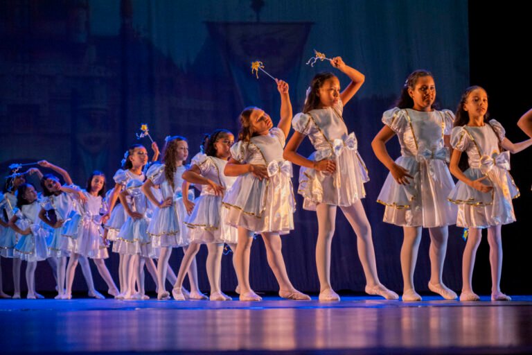 Alunos do projeto Balé na Escola fazem apresentação nesta sexta-feira (12)