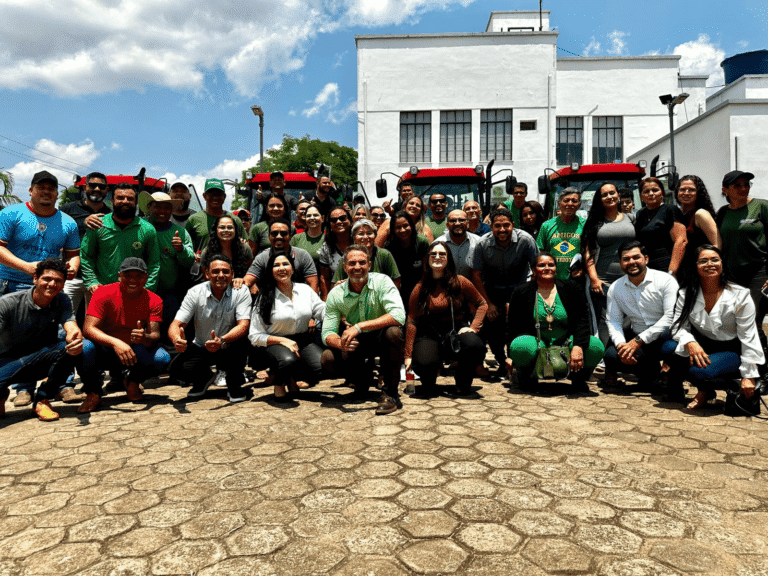 Deputada Cristiane Lopes e Prefeito Léo Moraes entregam tratores para fortalecer agricultura familiar em Porto Velho