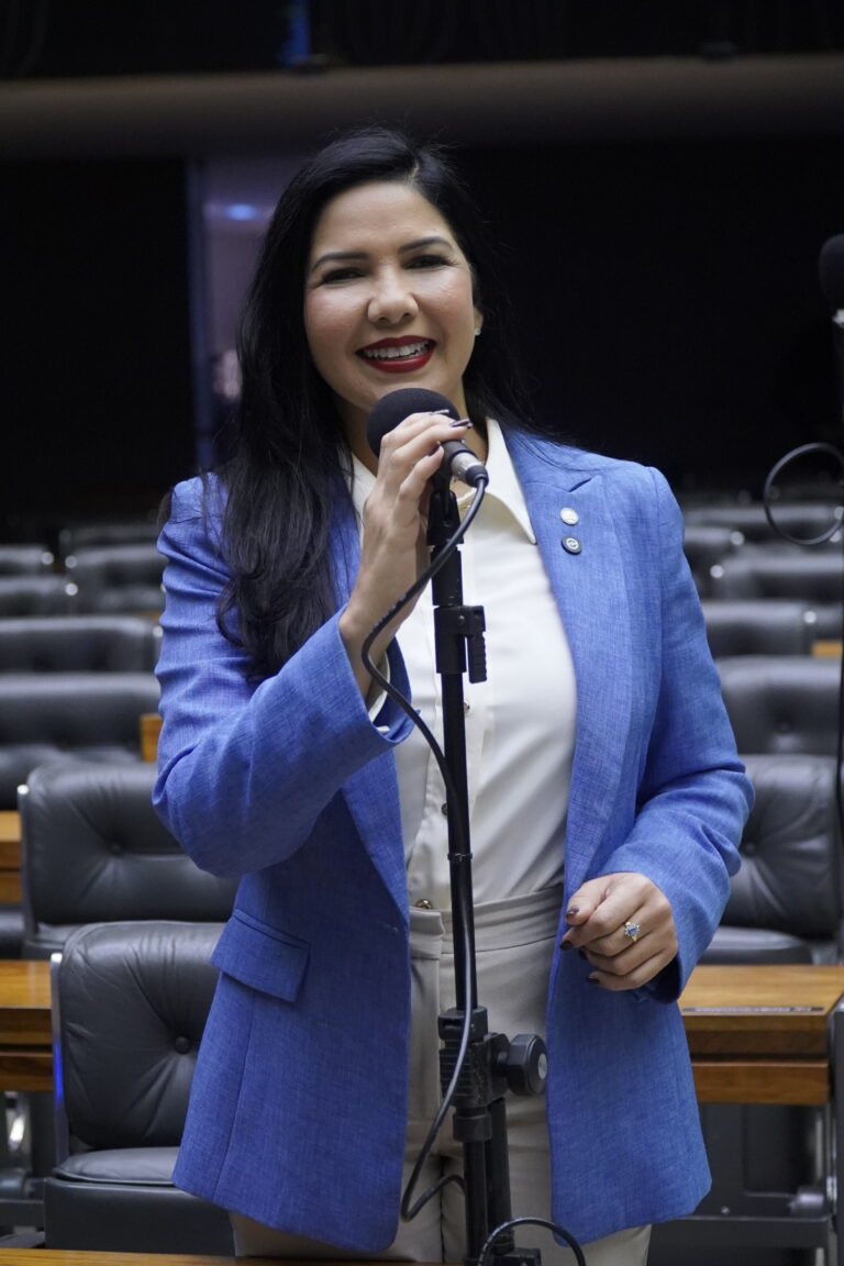 Cristiane Lopes Vota a Favor da Aposentadoria Especial Para Agentes Comunitários de Saúde e de Endemias
