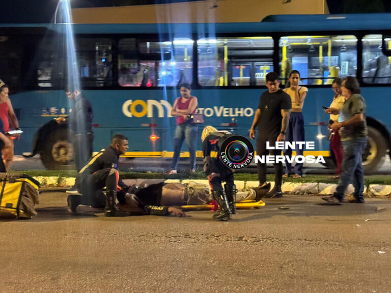 Motoboy fica gravemente ferido ao colidir em carro em frente ao Hospital João Paulo II – VÍDEO