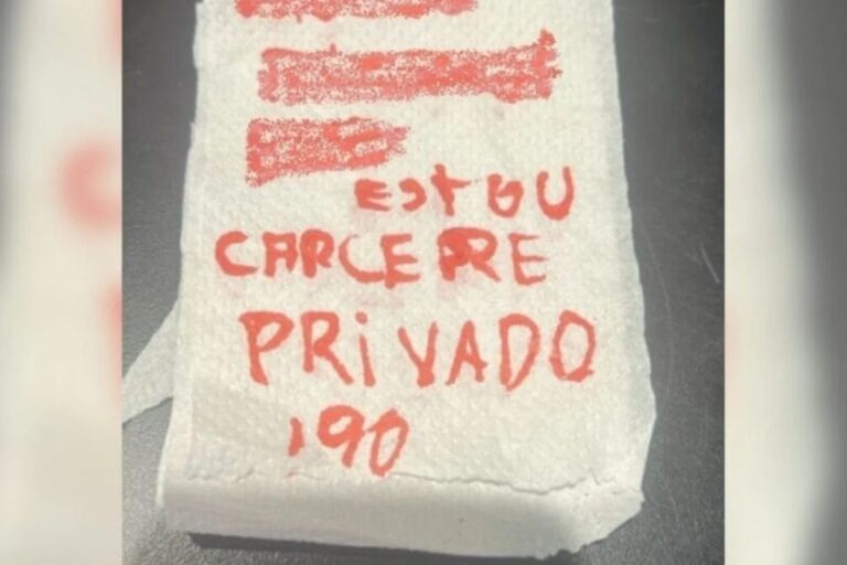 Mulher finge que vai comprar cigarro e pede socorro em bilhete