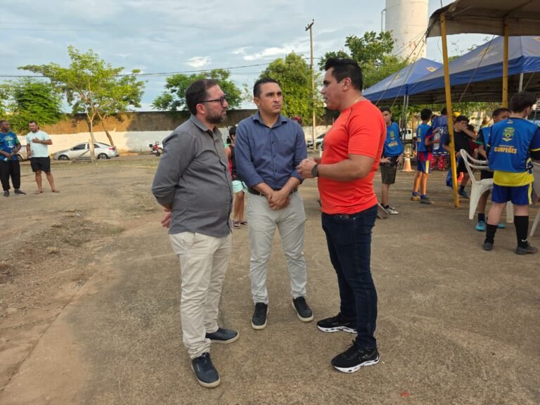 Vereador Edimilson Dourado acompanha entrega de quadra de futebol no Residencial Morar Melhor