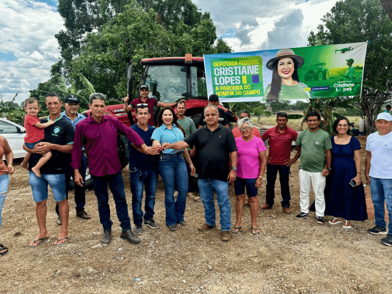 Deputada federal Cristiane Lopes  entrega trator agrícola para produtores rurais em Campo Novo de Rondônia