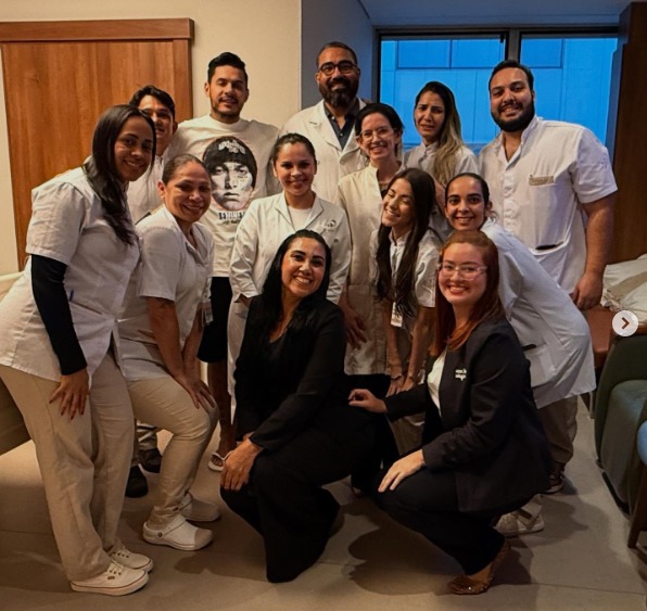 Após receber alta, Hungria posa com equipe médica e agradece fãs