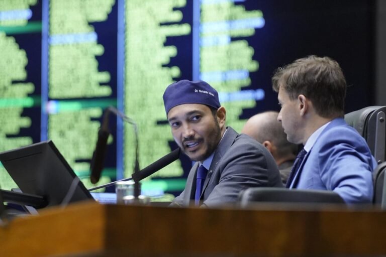 Dr. Fernando Máximo comemora aprovação da PEC dos professores