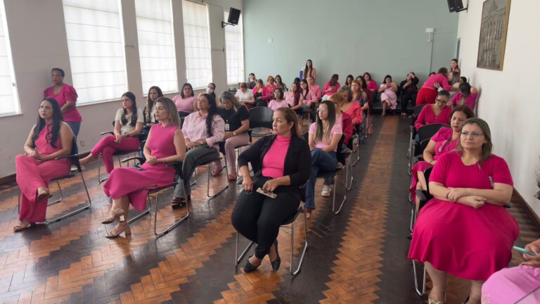 Prefeitura realiza palestra sobre prevenção ao câncer de mama no Prédio do Relógio