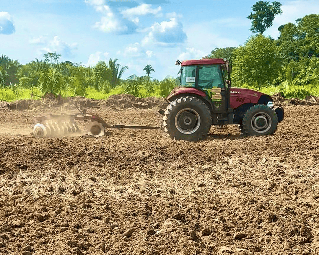 Cristiane Lopes garante avanços no campo com maquinários já em operação no Assentamento Joana D’Arc-PVH