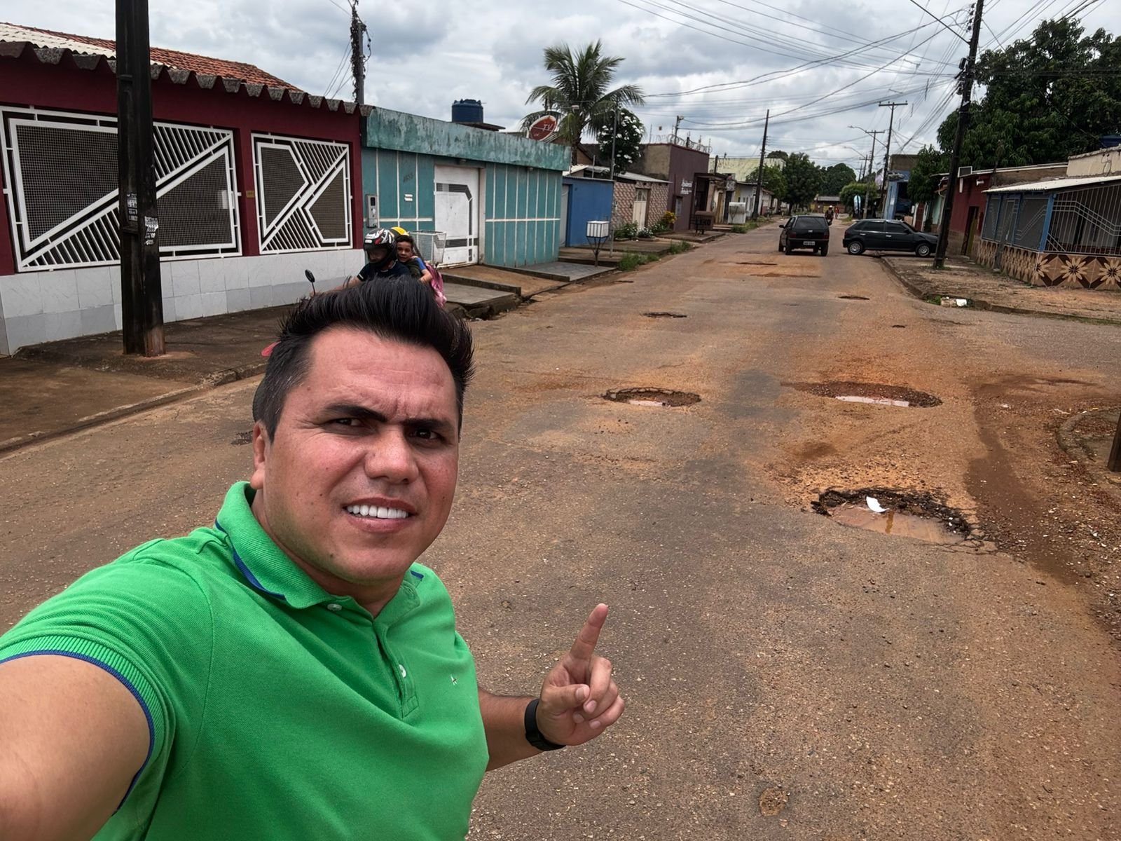 Vereador Edimilson Dourado solicita e Seinfra realiza serviço de tapa-buracos na Rua Sorocaba, no Bairro Caladinho 1 Vereador Edimilson Dourado solicita e Seinfra realiza serviço de tapa-buracos na Rua Sorocaba, no Bairro Caladinho