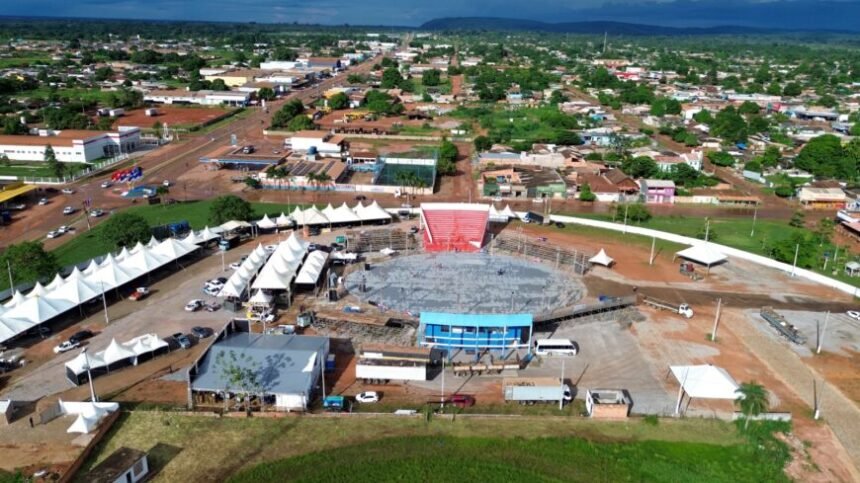 Bumbódromo pronto para o espetáculo Duelo na Fronteira que movimenta a Pérola do Mamoré